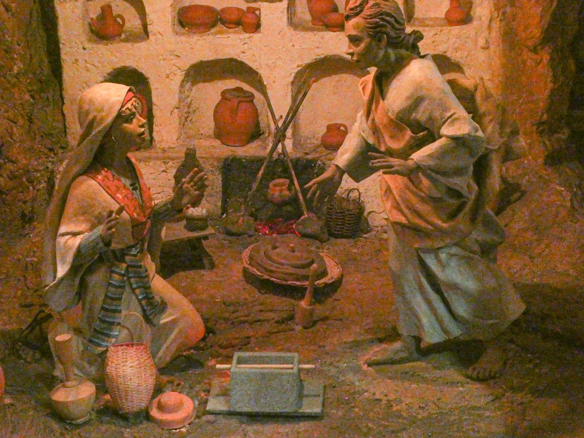 Representación de dos artesanos en un entorno histórico