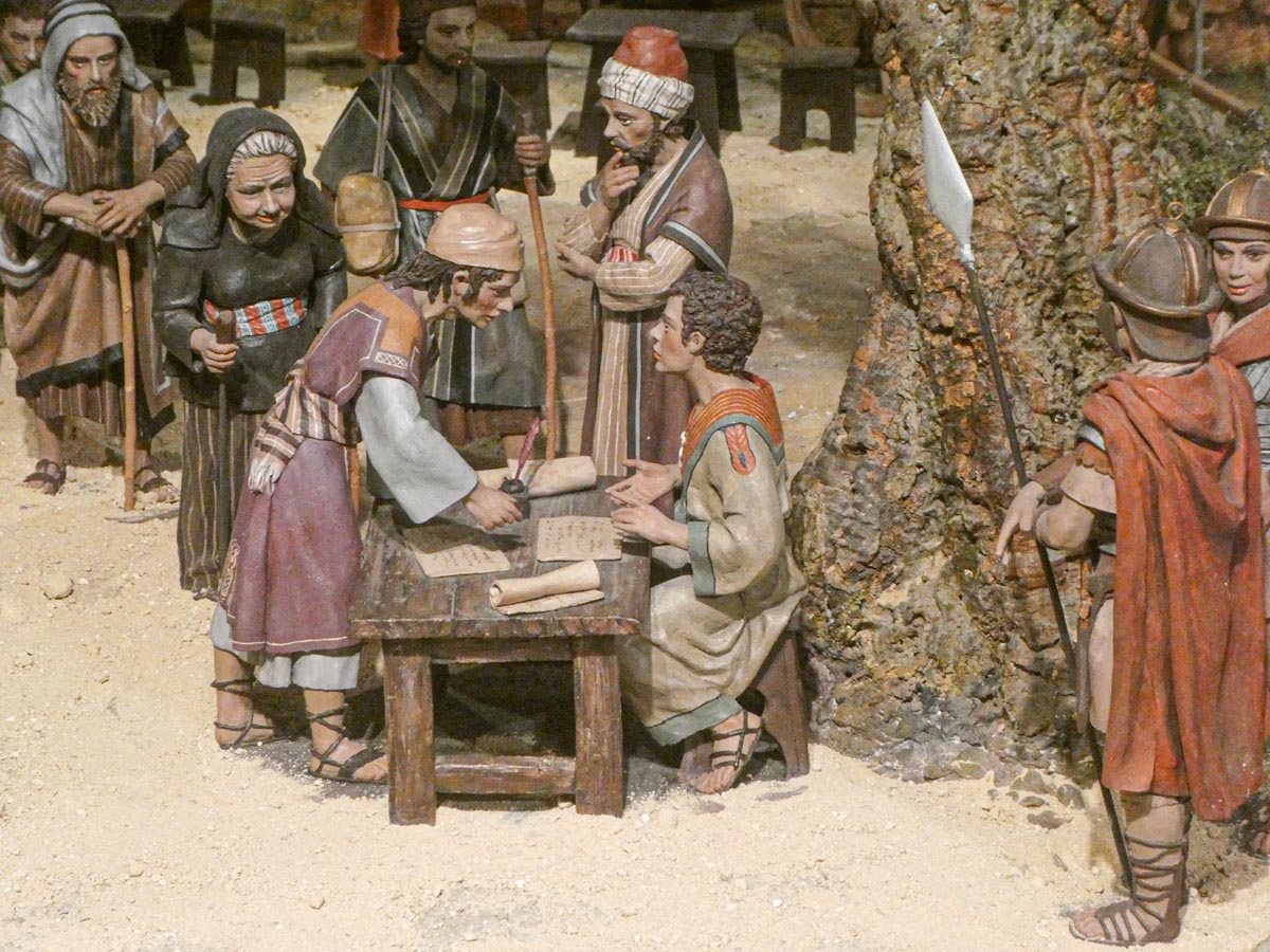 Recreación de una escena histórica con figuras de personas