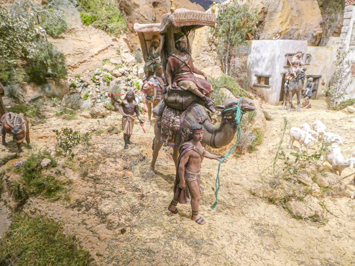 Representación de una escena histórica con un camello y personajes