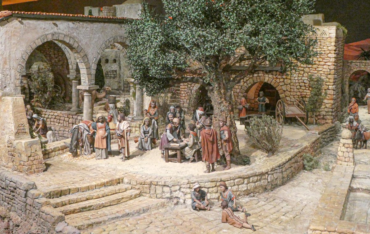 Representación de una escena histórica con figuras en miniatura en un entorno urbano.