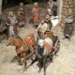 Representación de figuras históricas en un escenario antiguo con caballos y personas.