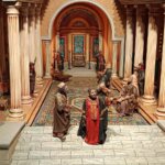 Recreación de una escena histórica con figuras en un entorno arquitectónico