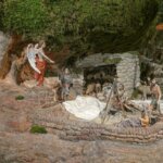 Escena de la natividad con un ángel y pastores en un belén