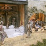 Representación de una escena de la natividad con figuras artesanales.