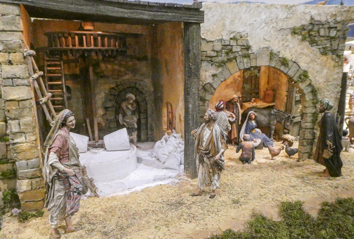 Representación de una escena de la natividad con figuras artesanales.