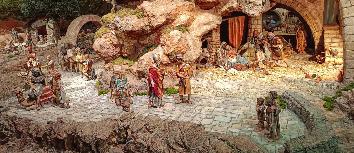 Escena de un pesebre artesanal con figuras de la natividad.