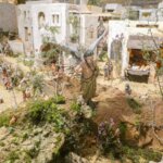 Representación de un pueblo artesanal en una escena navideña con figuras.