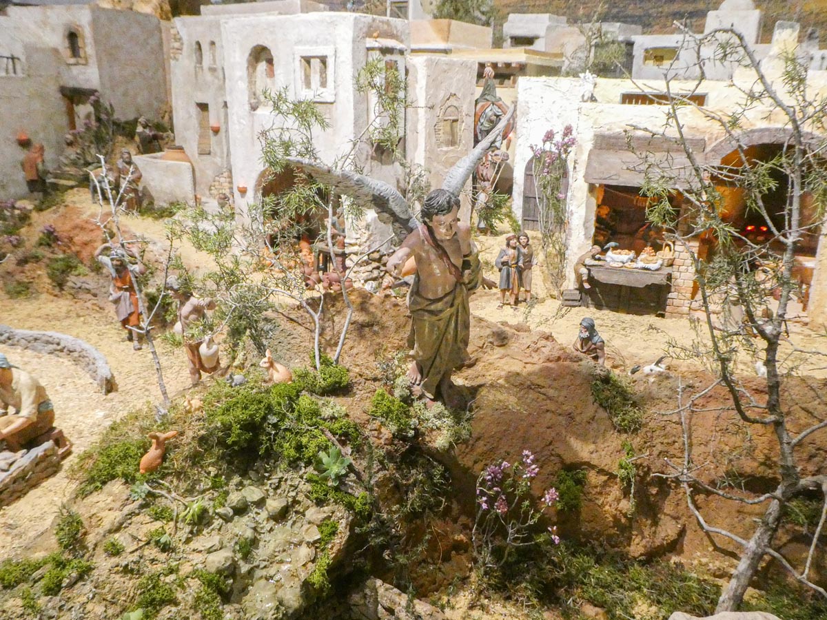 Representación de un pueblo artesanal en una escena navideña con figuras.