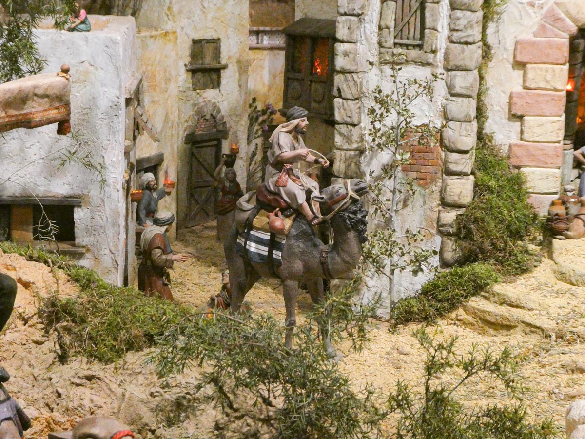 Representación de una escena navideña con figuras en un paisaje