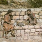 Niños jugando con gatos en un entorno rural
