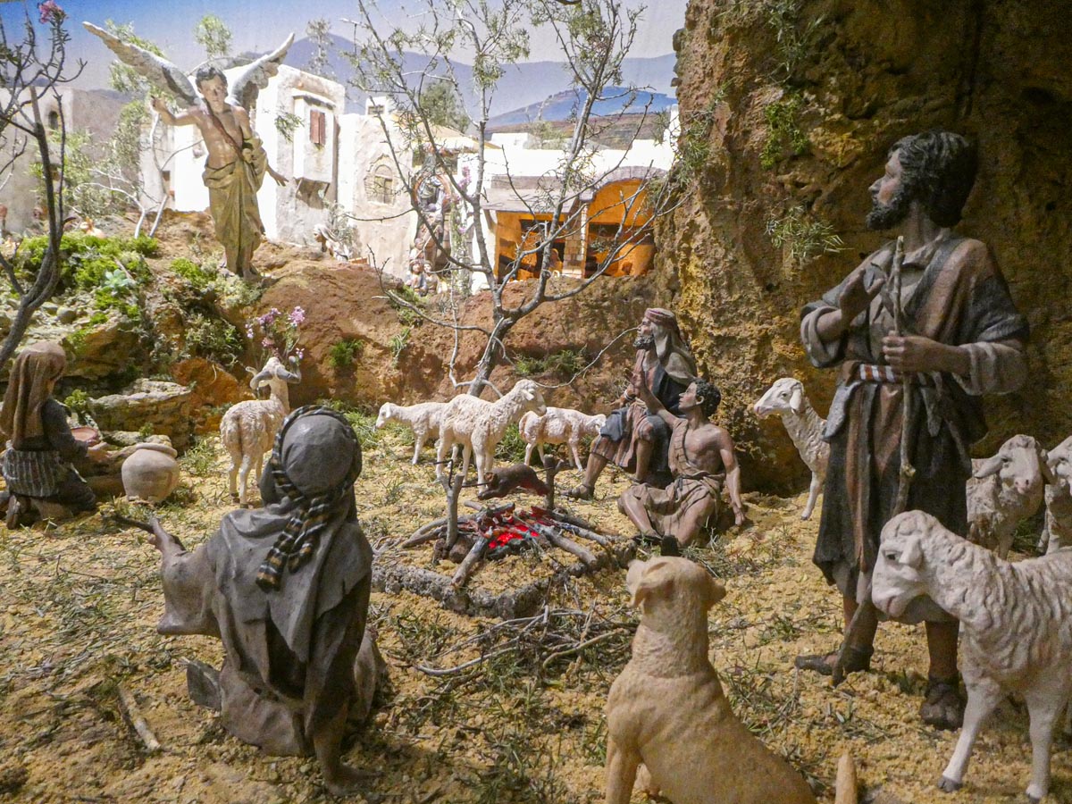 Representación de pastores con un ángel en un paisaje rural