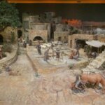 Representación de un pueblo histórico con artesanos y actividades cotidianas.