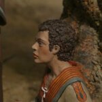 Escultura de un personaje histórico con detalles en la vestimenta