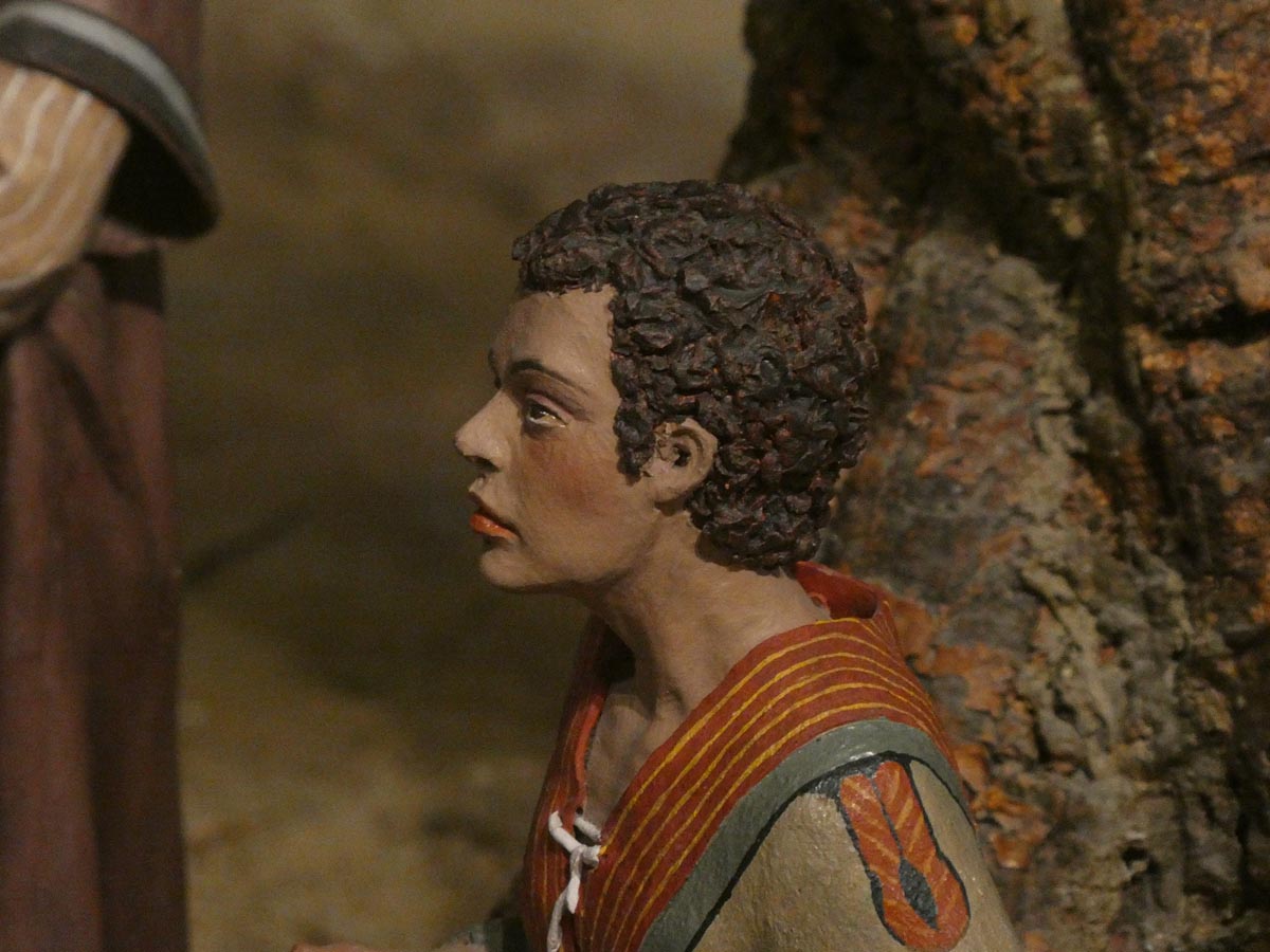 Escultura de un personaje histórico con detalles en la vestimenta