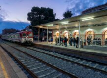 La Línea C3 de Cercanías entre València y Aldaia se duplicará con una nueva estación en Bonaire Tren en la estación de Aldaia con pasajeros esperando en el andén