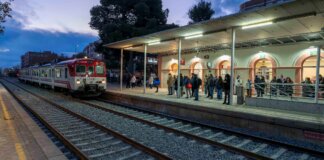 Tren en la estación de Aldaia con pasajeros esperando en el andén