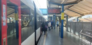 Estación del Empalme en Burjassot con pasajeros esperando