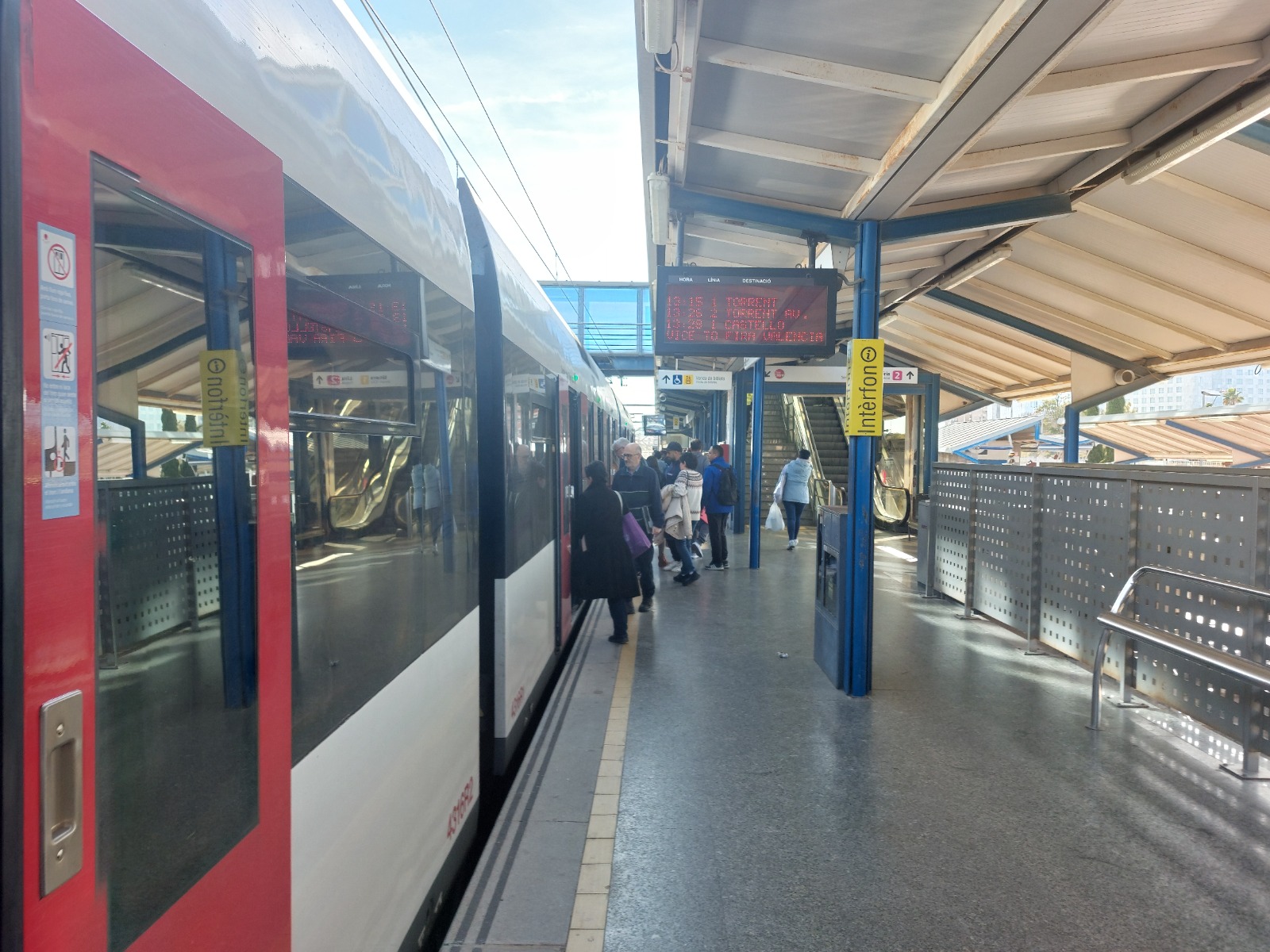 Estación del Empalme en Burjassot con pasajeros esperando