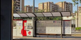 Estación de metro Vicente Zaragoza en Valencia con máquinas expendedoras