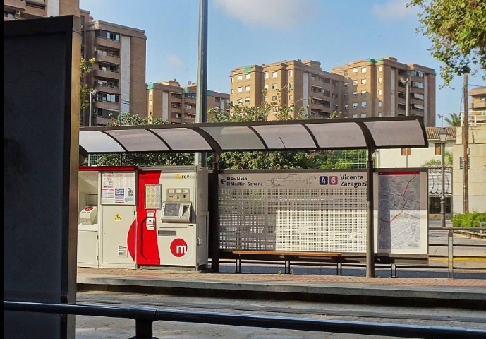 Estación de metro Vicente Zaragoza en Valencia con máquinas expendedoras