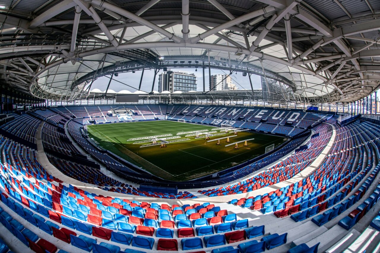 Vista interior del estadio Ciutat de València con asientos de colores