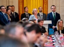 Eva Sanz hablando en reunión con los Reyes de España presentes