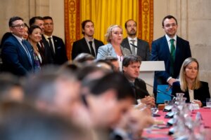 Eva Sanz hablando en reunión con los Reyes de España presentes