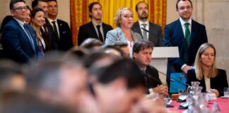 Eva Sanz hablando en reunión con los Reyes de España presentes