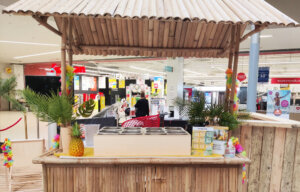 Barra de bebidas decorada para eventos corporativos de JUJU'S Events