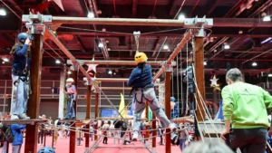 Niños participando en actividades de escalada en Expojove