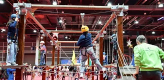 Niños participando en actividades de escalada en Expojove