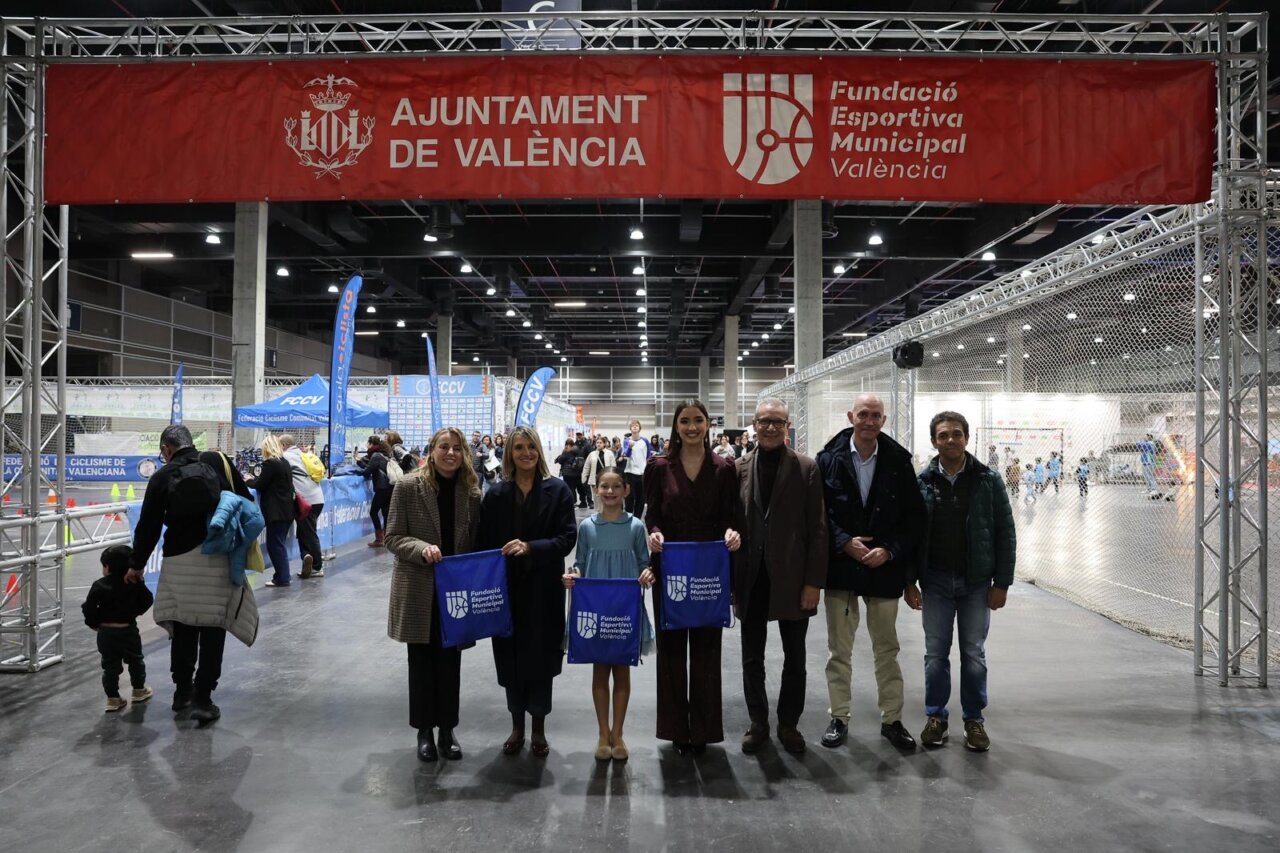 Grupo de personas en la inauguración de Expojove 2025 en Valencia
