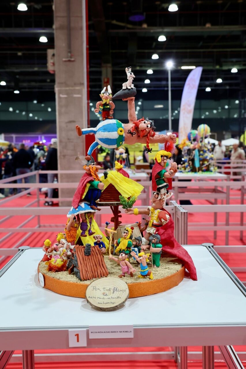 Escultura de personajes de cómic en Expojove 2025