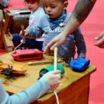 Niños jugando con instrumentos musicales en Expojove 2025