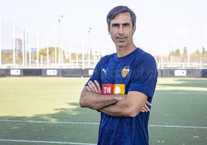 Fernando Martín, entrenador del Valencia CF Femenino B en el campo