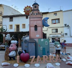 Monumento fallero en Zarra con temática de invierno y personajes locales