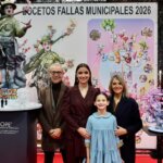 Familia posando junto a la falla 'HOPE' en Expojove 2025