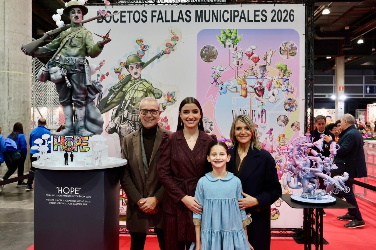 Familia posando junto a la falla 'HOPE' en Expojove 2025