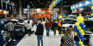 Asistentes en la Feria del Automóvil de Valencia con vehículos en exhibición