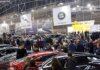 La Feria del Automóvil rebasa los 16.000 visitantes en sus dos primeras jornadas Multitud de personas en la Feria del Automóvil de València rodeados de coches
