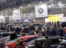 La Feria del Automóvil rebasa los 16.000 visitantes en sus dos primeras jornadas Multitud de personas en la Feria del Automóvil de València rodeados de coches
