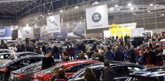 La Feria del Automóvil rebasa los 16.000 visitantes en sus dos primeras jornadas Multitud de personas en la Feria del Automóvil de València rodeados de coches