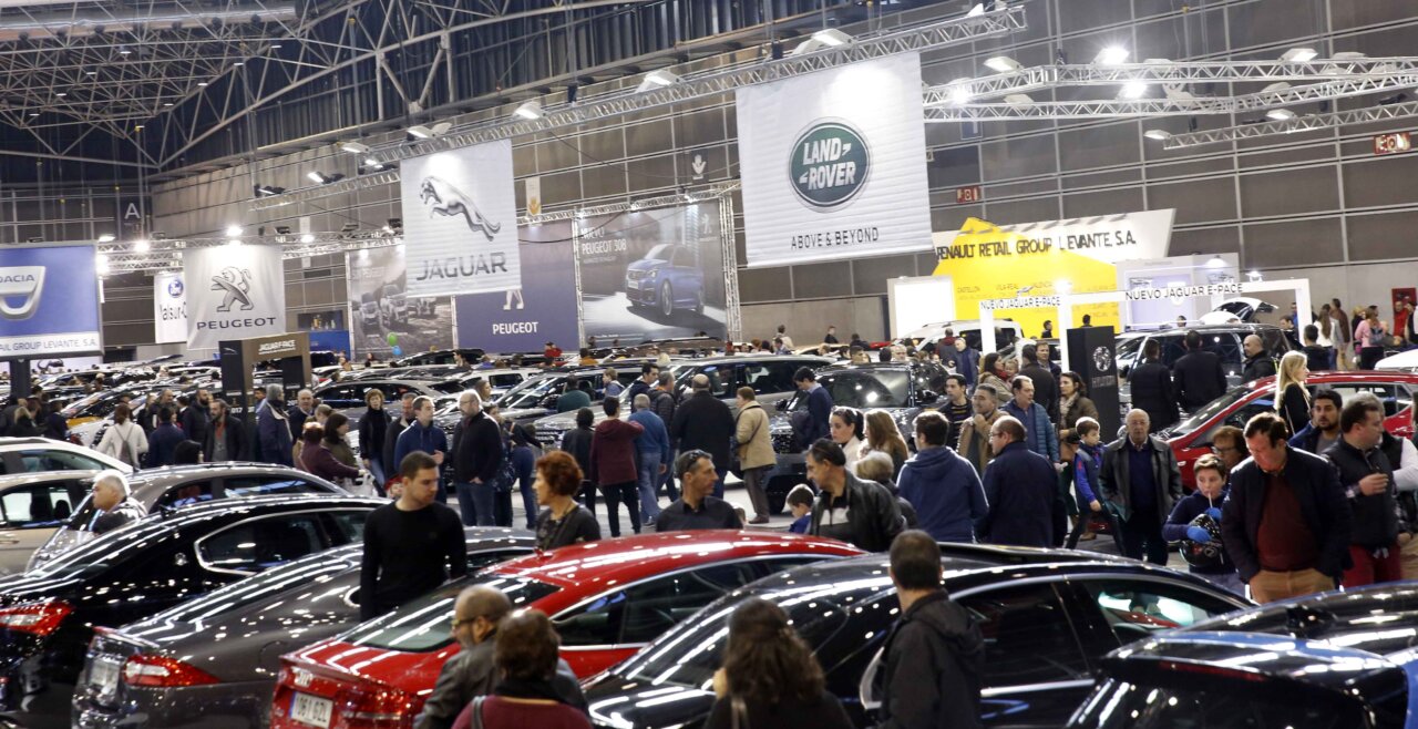 Multitud de personas en la Feria del Automóvil de València rodeados de coches