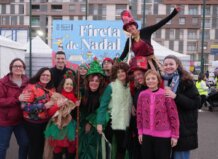 Grupo de personas disfrazadas en la Fireta de Nadal en Quart de Poblet