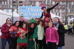 Grupo de personas disfrazadas en la Fireta de Nadal en Quart de Poblet
