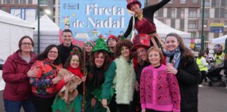 Grupo de personas disfrazadas en la Fireta de Nadal en Quart de Poblet