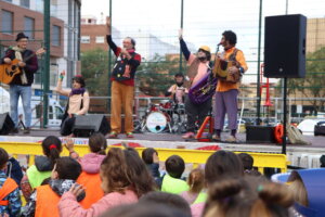 Actuación en la Fireta de Nadal con niños y artistas en el escenario