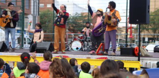 Actuación en la Fireta de Nadal con niños y artistas en el escenario