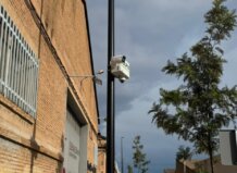 Foios instala 5 nuevas cámaras de vigilancia para reforzar la seguridad en los polígonos industriales Cámara de vigilancia instalada en un poste en Foios.