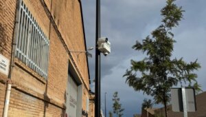 Cámara de vigilancia instalada en un poste en Foios.